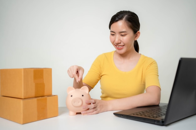 アジアの女性はオンライン販売で収入を節約しています