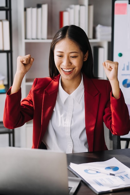 Photo asian women are stressed while working on laptop tired asian businesswoman with headache at office feeling sick at work copy space