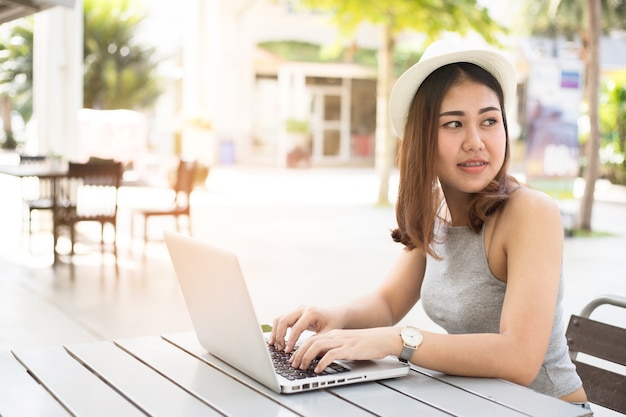 아름 다운 젊은 아시아 여자 노트북 작업