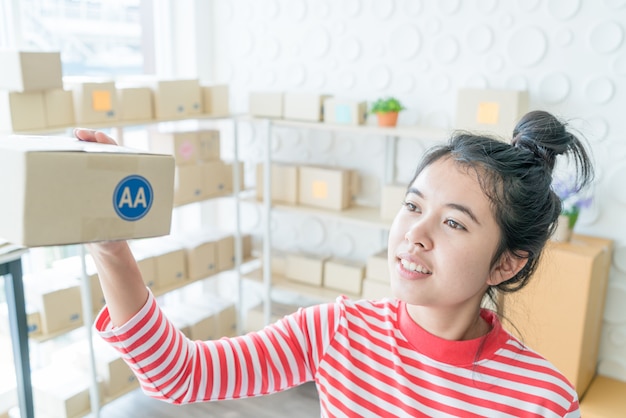 사진 직장에서 포장 상자 집에서 일하는 아시아 여성 비즈니스 소유자