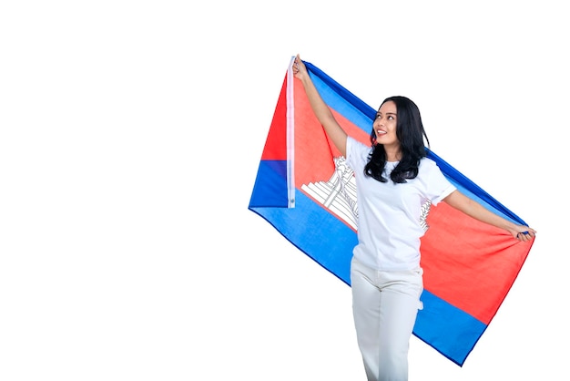アジアの女性たちがカンボジア国旗を掲げて11月9日のカンボジア独立記念日を祝う