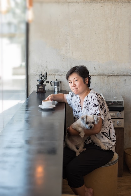 アジアの女性と喫茶店の喫茶店