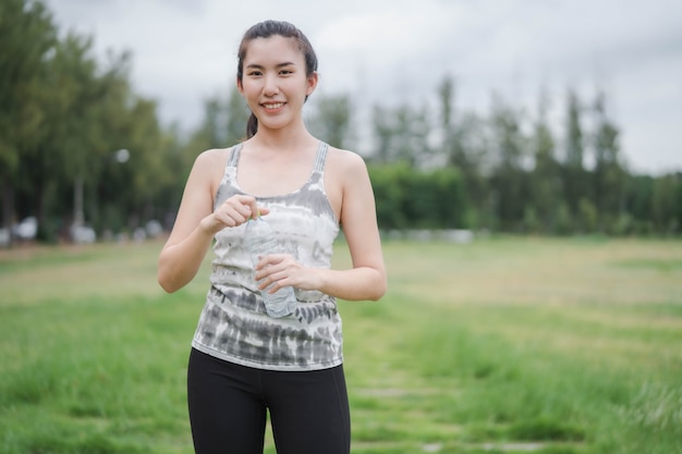 Le donne asiatiche bevono acqua dopo l'allenamento