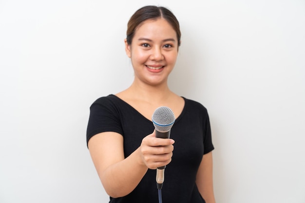 Азиатские женщины держат микрофон в руках