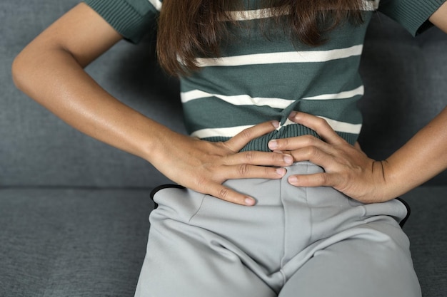 Фото Азиатские женщины испытывают боль в животе от менструации.