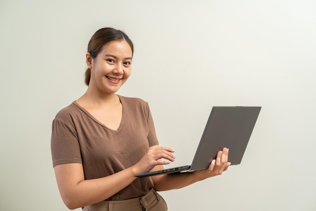 Азиатские женщины с ноутбуком Работают из концепции домашнего бизнеса