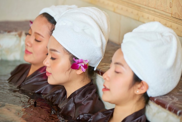 Foto donne asiatiche in vasca idromassaggio