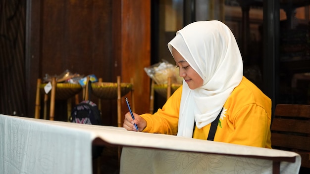 Foto le donne asiatiche imparano a fare il batik