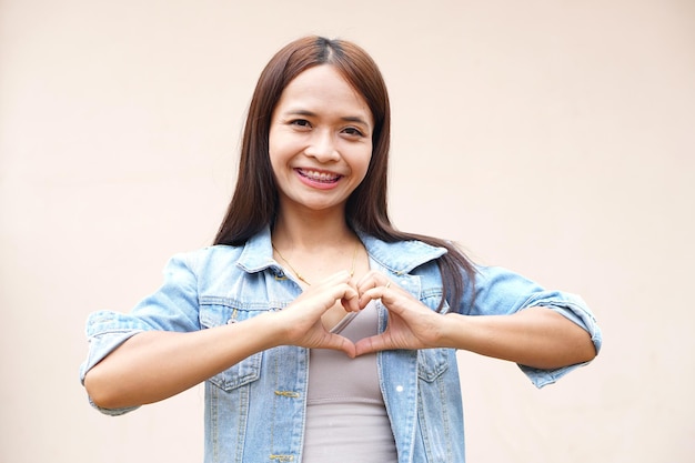 Le donne asiatiche creano simboli d'amore con le loro mani