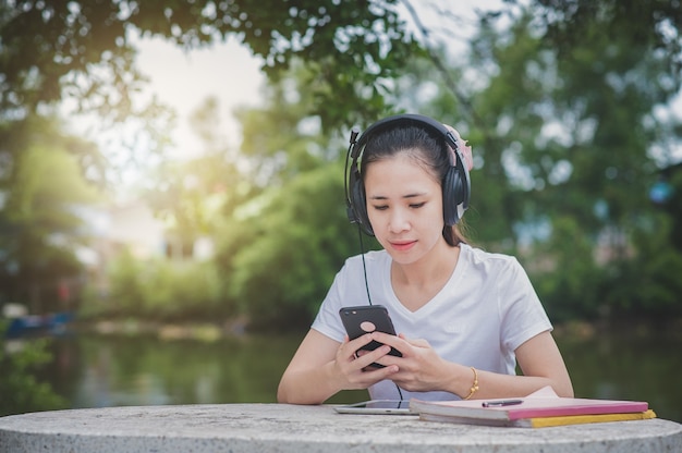 Asian women online e-learning on mobile