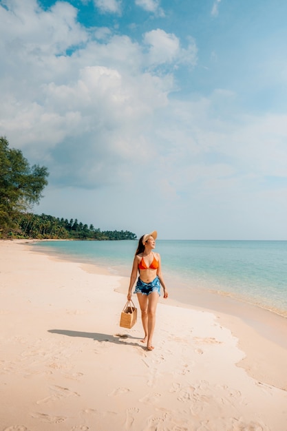 アジアの女性はビーチ夏休み休暇時間にリラックス