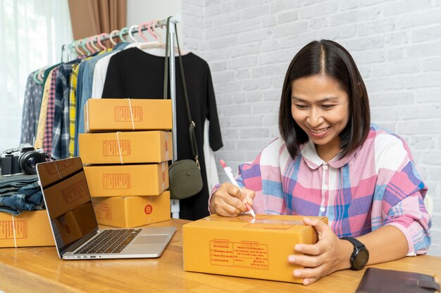 Азиатские женщины, продающие онлайн, запускают работу владельца малого бизнеса