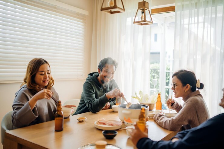Photo アジアの女性は休日を祝うために友達と一緒に家で食事をします