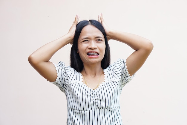 Asian women suffer from work stress Put your hand on your head