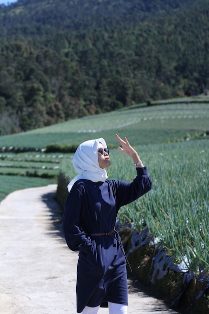 アジアの女性観光客は山を楽しんで幸せです