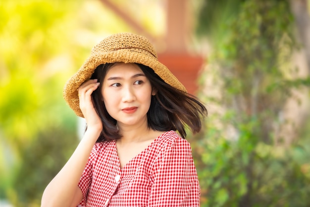 鉄道駅でのアジアの女性観光客。