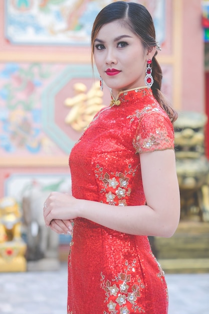 伝統的な中国のドレスを着たアジアの女性