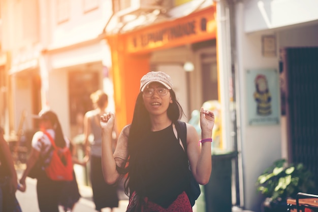 Photo asian women travel in singapore