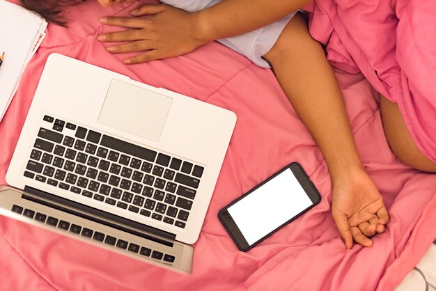 Фото Азиатские женщины используют смартфон на кровати, прежде чем она спит по ночам.