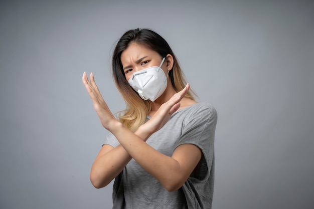 アジアの女性はCovid19ウイルスと粉塵pm2.5を防ぐために健康マスクを着用します