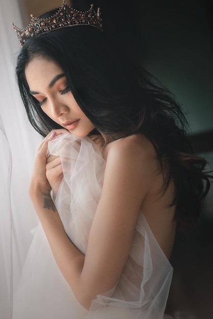 Le donne asiatiche indossano lingerie sexy con foto in stile nudo in tonalità di colore vintage