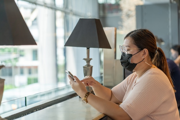 Donne asiatiche che indossano la maschera per il viso. pandemia di covid-19