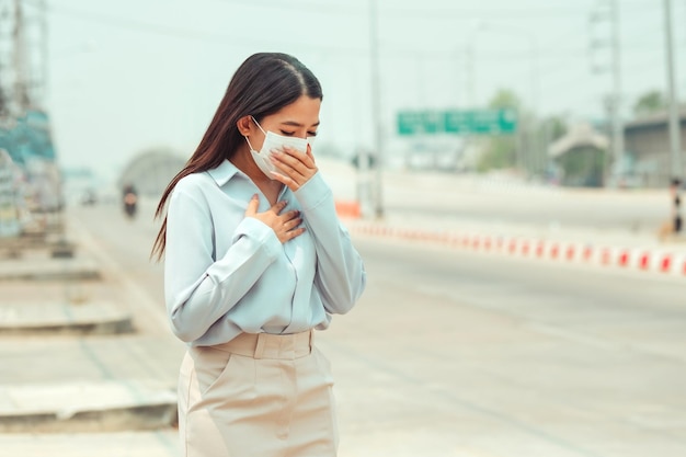 Photo asian women wearing protection mask feels headaches and cough due to air pollution pm 25 air pollution caused health problems environmental pollution