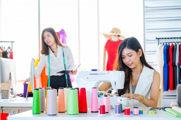 Le donne asiatiche al lavoro sono stiliste e sarte