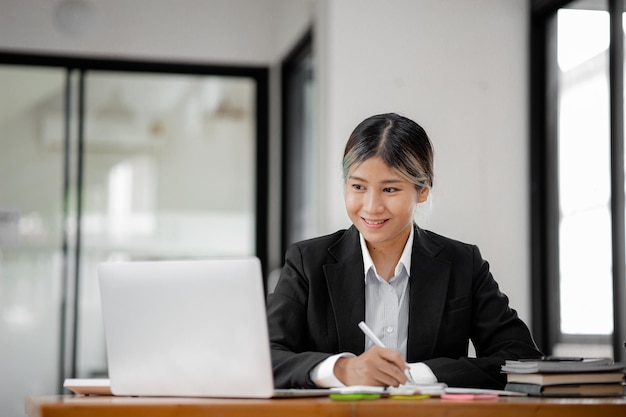 사무실에서 일하는 아시아 여성 젊은 아시아 여성 비즈니스 임원으로 창업 임원을 설립하고 운영하는 젊은 여성 비즈니스 리더 창업 비즈니스 개념