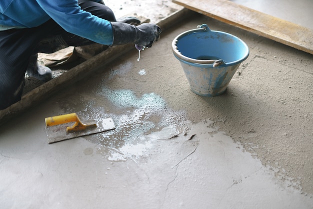 Foto lavoro asiatico del lavoratore che lavora con cemento concreto