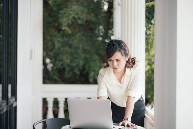 아시아 젊은 비즈니스 프리랜서 여자 집중 노트북으로 온라인 비즈니스 작업