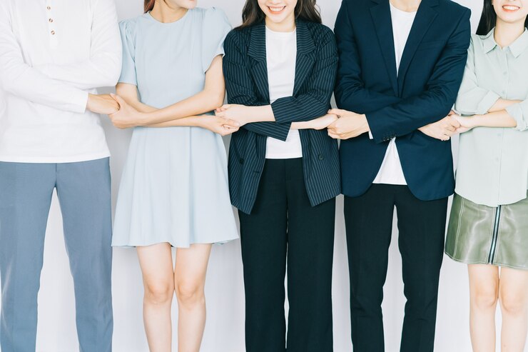Photo 아시아 젊은 사업가 연대를 보여주기 위해 손을 잡고있다