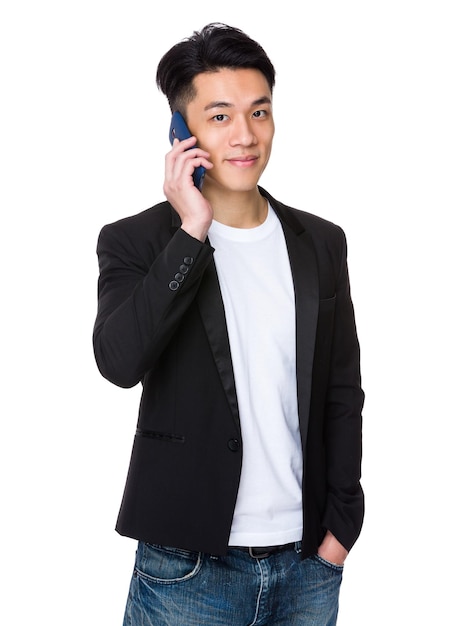 Азиатский молодой бизнесмен чат по мобильному телефону