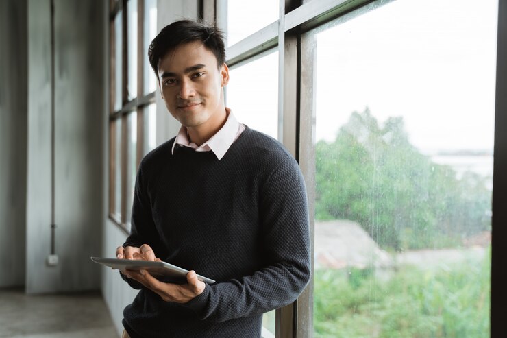 Photo asian young businessman using tablet pc