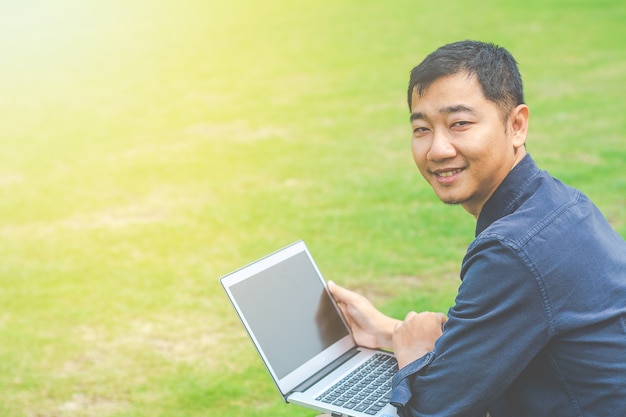 Giovane donna di affari asiatica che lavora al suo computer portatile. economia digitale.