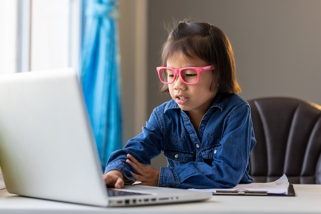 Asian young girl Study online stay at home In the situation of the disease