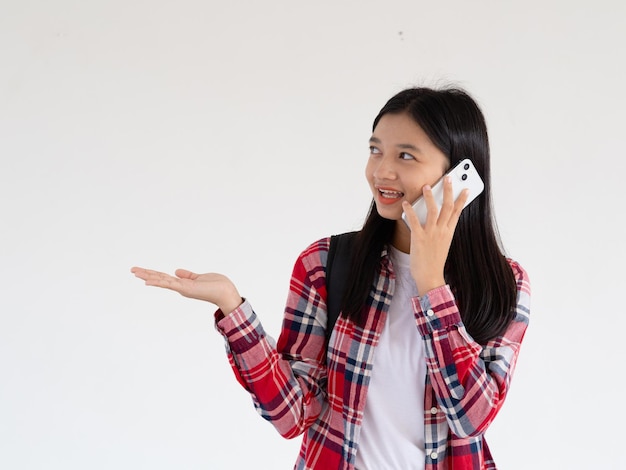 Foto ragazza asiatica che usa lo smartphone a scuola