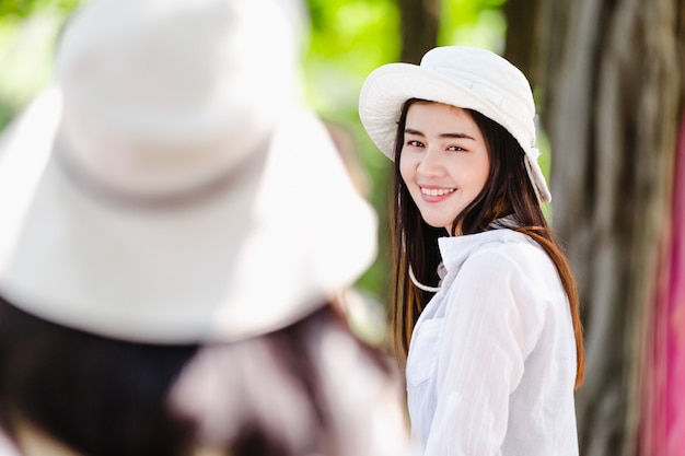 写真 アジアの若い女の子と友人街の旅行者