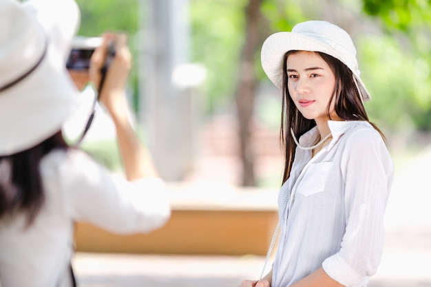 写真 アジアの若い女の子が写真を撮る