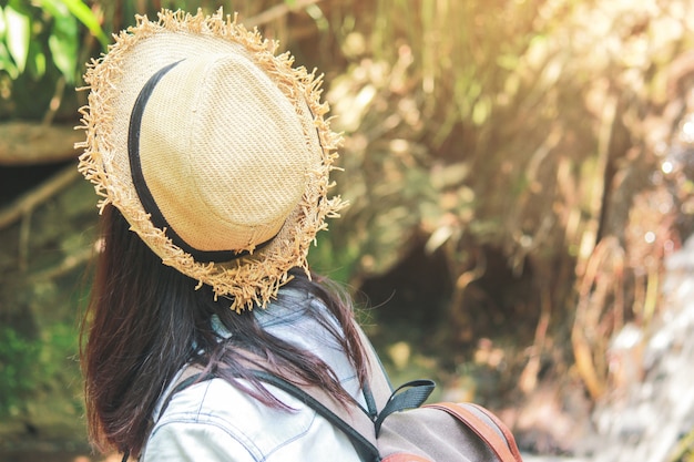 Фото Азиатские молодые девушки с ярким рюкзаком, наслаждаясь природой во время отпуска.
