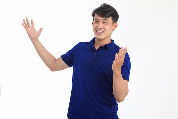 Азиатский молодой красивый мужчина в рубашке поло на белом фоне