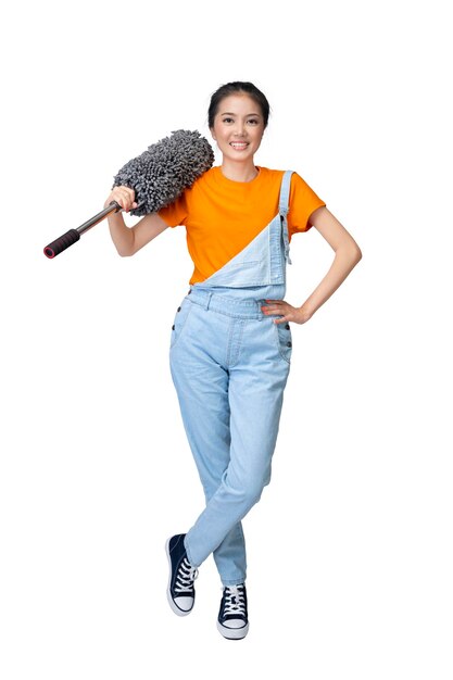 Азиатская молодая домохозяйка держит тряпку из перьев