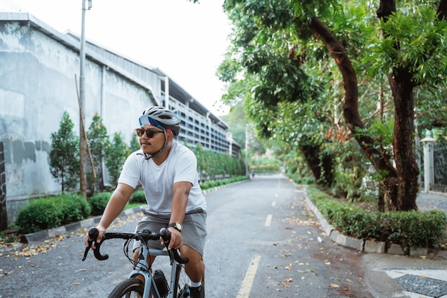 アジアの若い男がロードバイクに乗る