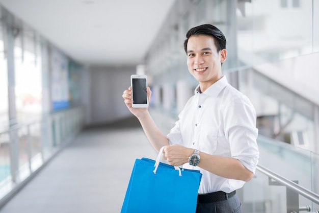 사진 아시아 젊은이는 스마트 폰을 사용하여 가게와 쇼핑을 간다