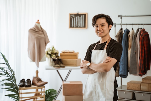 衣料品店で働くアジアの若い男