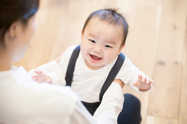 사진 미소로 아기를 들고 아시아 젊은 엄마