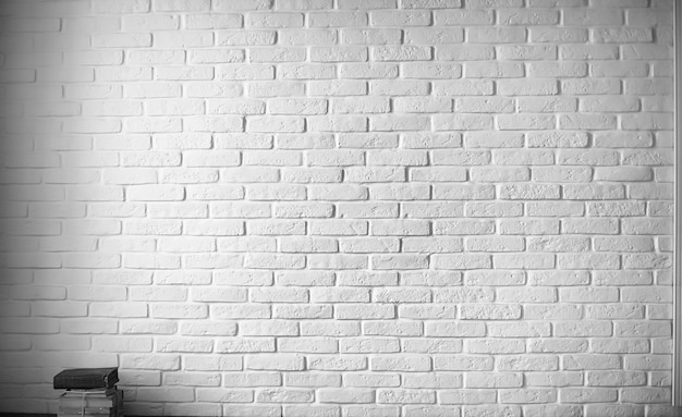 흰색 벽돌 벽 배경에 아시아 젊은 초보자
