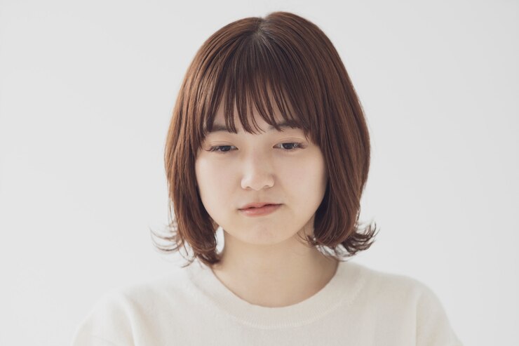 Photo 슬픈 아시아 젊은 여자