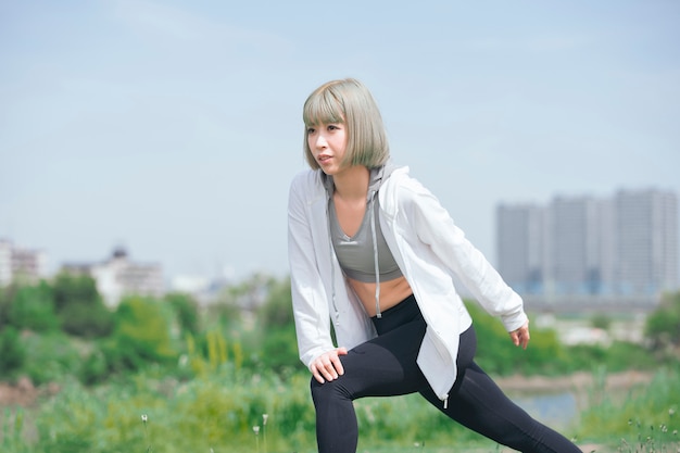 写真 屋外で運動アジアの若い女性