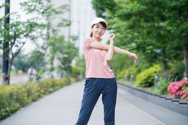 屋外で運動アジアの若い女性